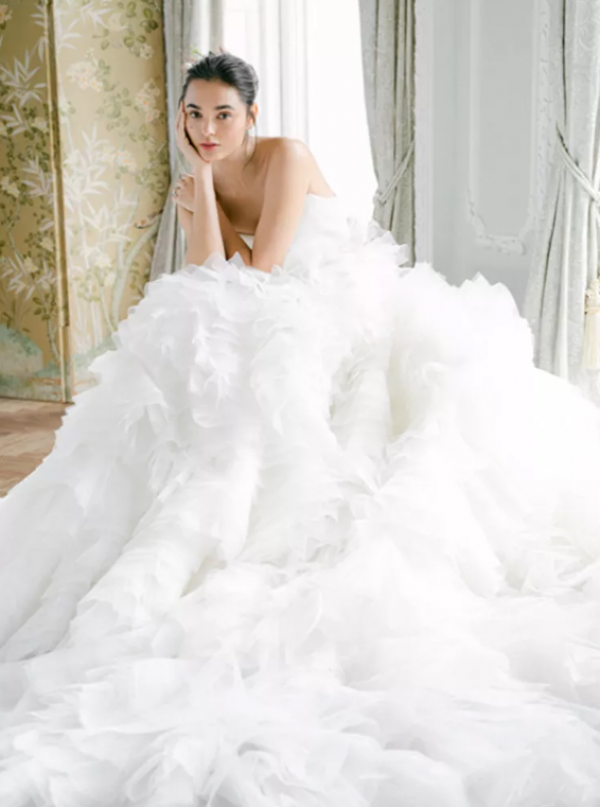 Gaun dengan ruffle besar dan dramatis